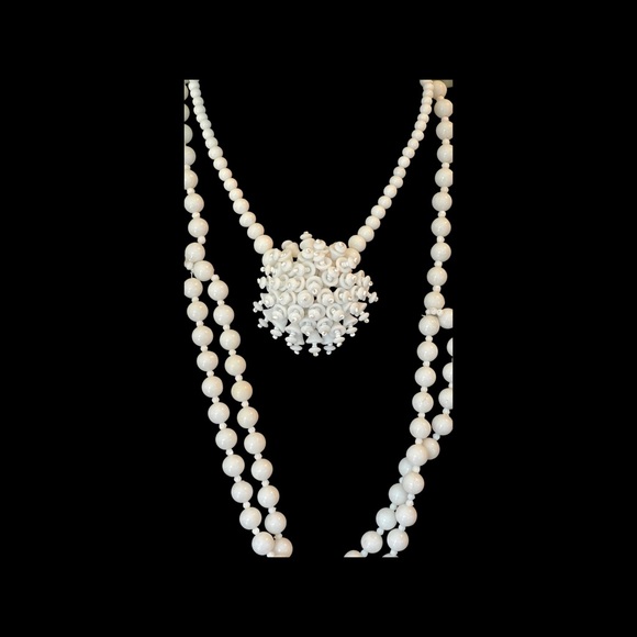 Two beautiful vintage 1940’s white glass with spiral glass beads detail - Picture 7 of 11